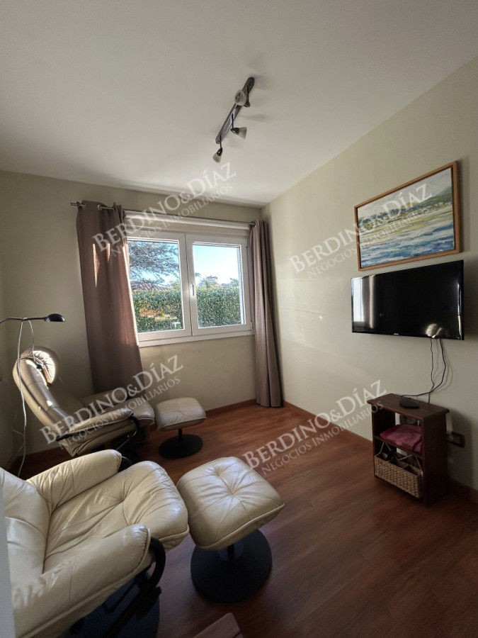 Casa ID.2736 - Venta. Casa en Playa Mansa. 3 Dormitorios. Excelente calidad constructiva.