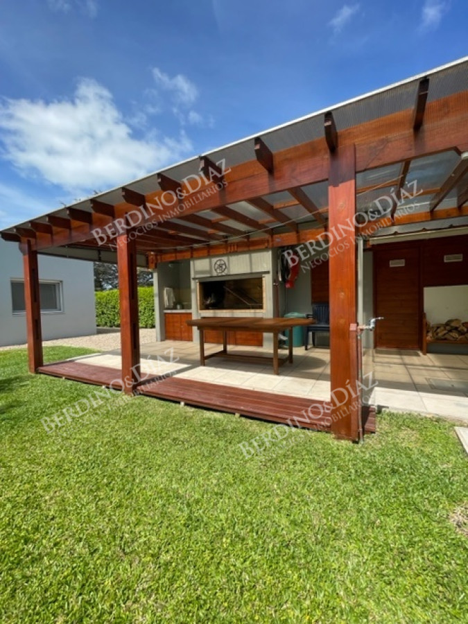 Casa ID.2736 - Venta. Casa en Playa Mansa. 3 Dormitorios. Excelente calidad constructiva.