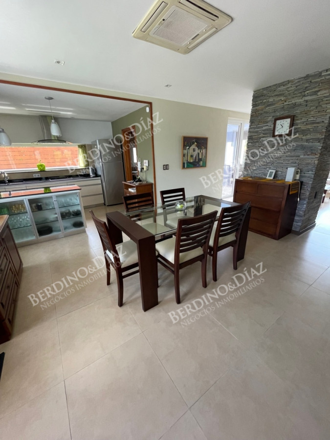 Casa ID.2736 - Venta. Casa en Playa Mansa. 3 Dormitorios. Excelente calidad constructiva.