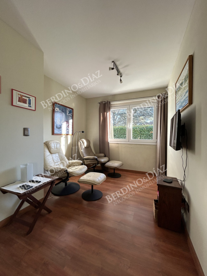 Casa ID.2736 - Venta. Casa en Playa Mansa. 3 Dormitorios. Excelente calidad constructiva.