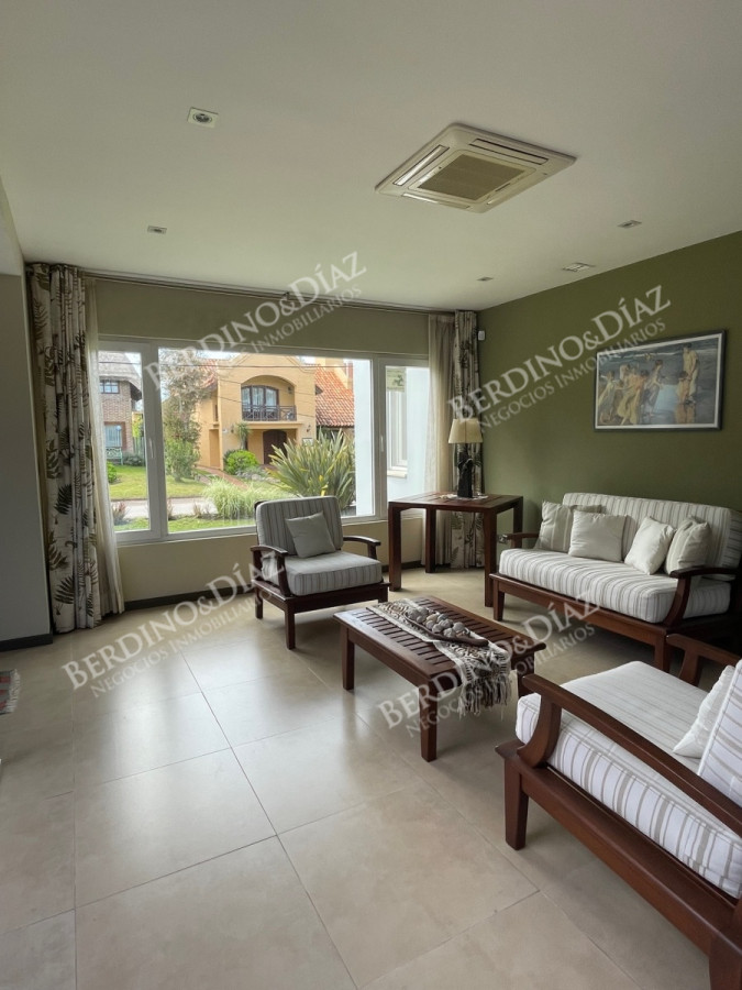 Casa ID.2736 - Venta. Casa en Playa Mansa. 3 Dormitorios. Excelente calidad constructiva.