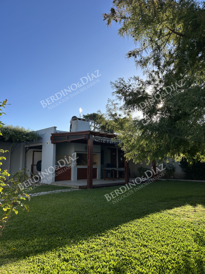 Casa ID.2736 - Venta. Casa en Playa Mansa. 3 Dormitorios. Excelente calidad constructiva.