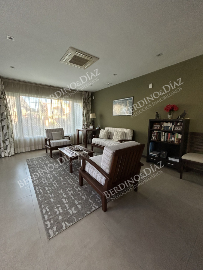 Casa ID.2736 - Venta. Casa en Playa Mansa. 3 Dormitorios. Excelente calidad constructiva.