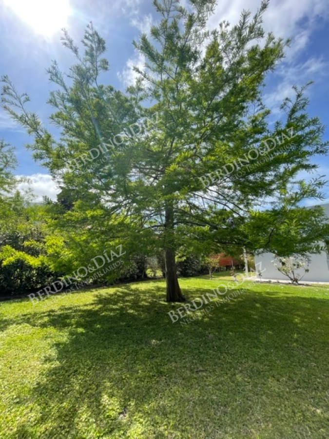 Casa ID.2736 - Venta. Casa en Playa Mansa. 3 Dormitorios. Excelente calidad constructiva.