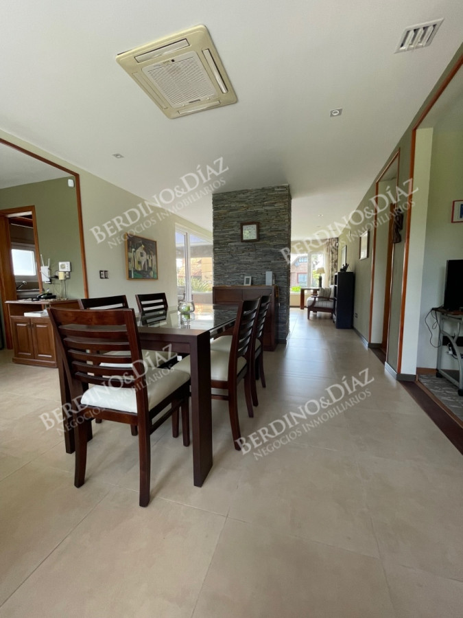 Casa ID.2736 - Venta. Casa en Playa Mansa. 3 Dormitorios. Excelente calidad constructiva.