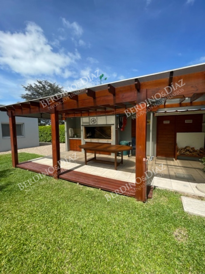 Casa ID.2736 - Venta. Casa en Playa Mansa. 3 Dormitorios. Excelente calidad constructiva.