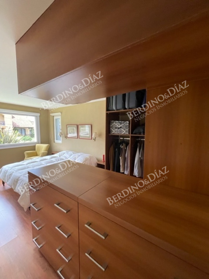 Casa ID.2736 - Venta. Casa en Playa Mansa. 3 Dormitorios. Excelente calidad constructiva.