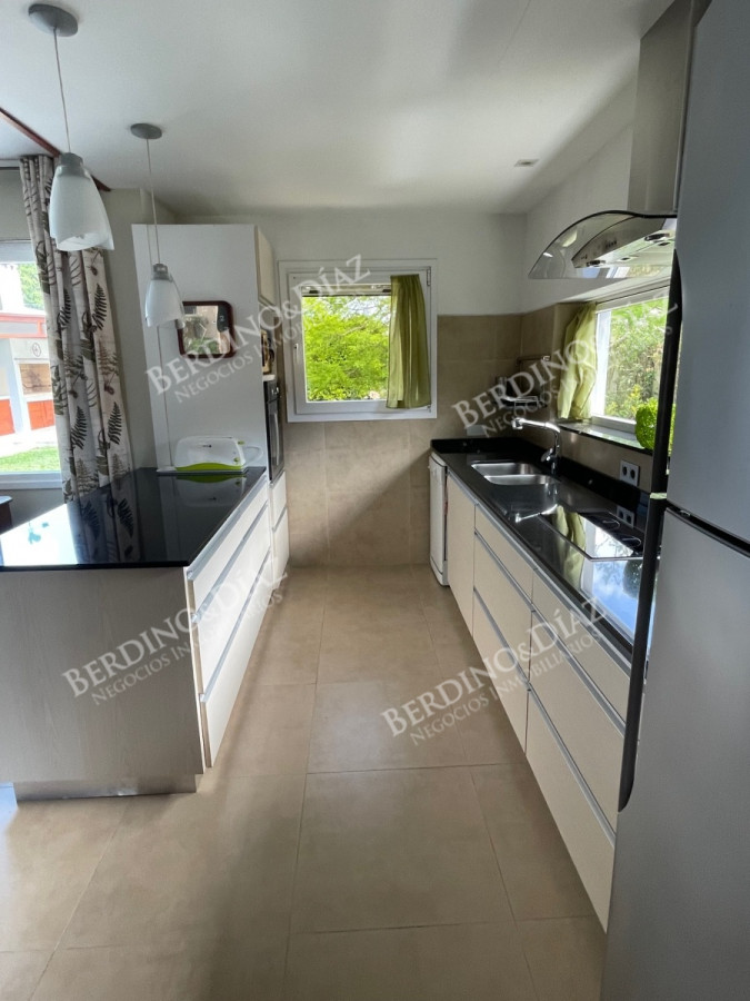 Casa ID.2736 - Venta. Casa en Playa Mansa. 3 Dormitorios. Excelente calidad constructiva.