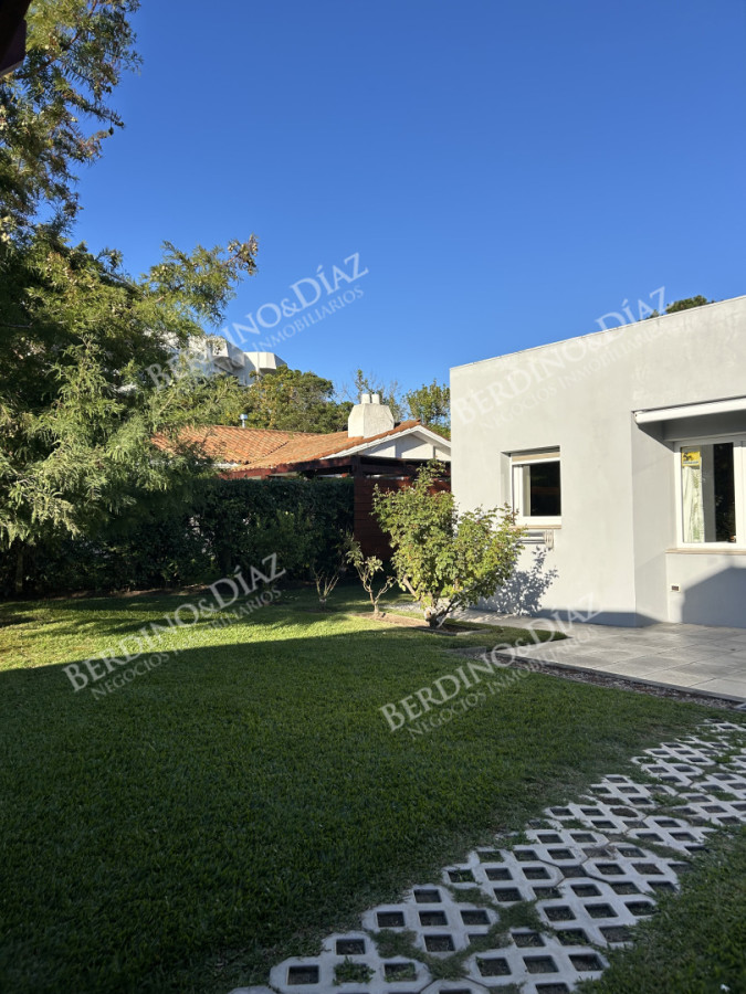 Casa ID.2736 - Venta. Casa en Playa Mansa. 3 Dormitorios. Excelente calidad constructiva.