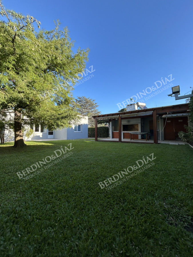 Casa ID.2736 - Venta. Casa en Playa Mansa. 3 Dormitorios. Excelente calidad constructiva.