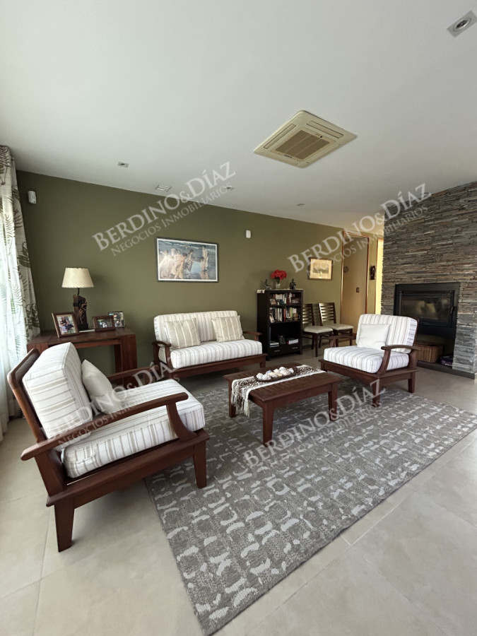Casa ID.2736 - Venta. Casa en Playa Mansa. 3 Dormitorios. Excelente calidad constructiva.