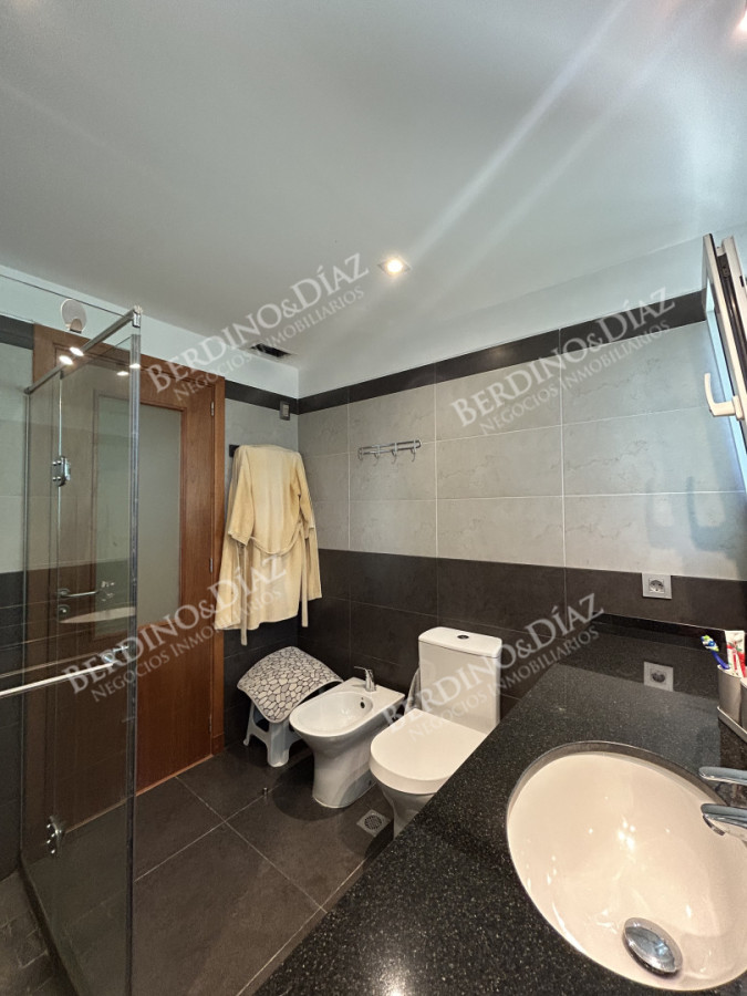 Casa ID.2736 - Venta. Casa en Playa Mansa. 3 Dormitorios. Excelente calidad constructiva.