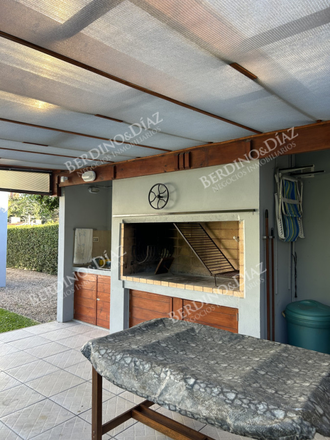 Casa ID.2736 - Venta. Casa en Playa Mansa. 3 Dormitorios. Excelente calidad constructiva.