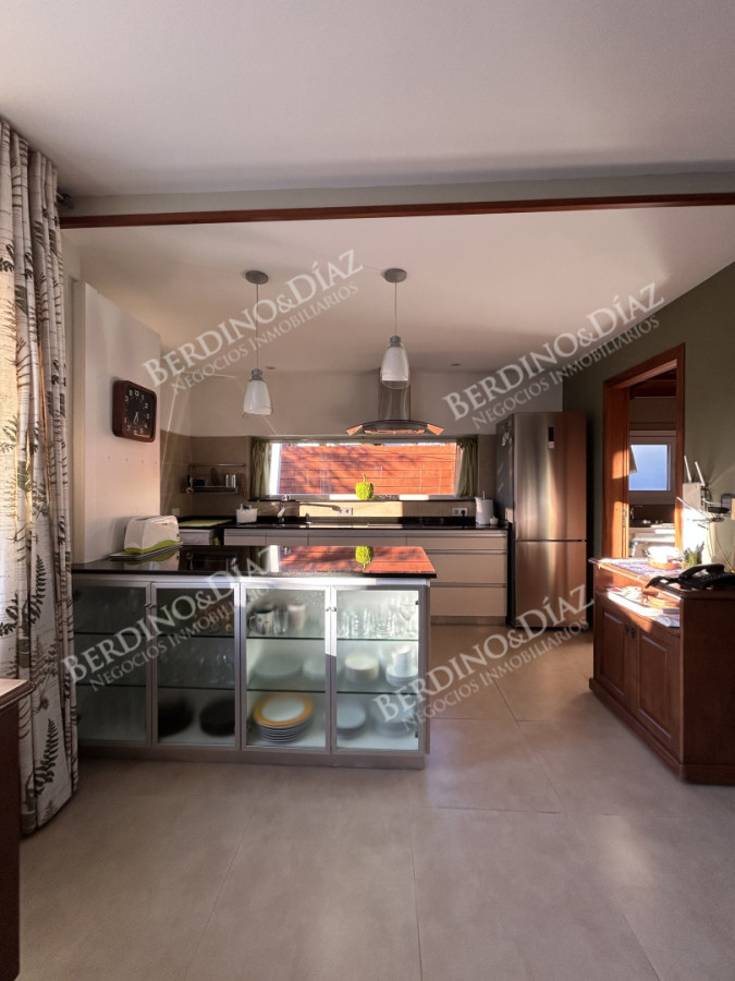 Casa ID.2736 - Venta. Casa en Playa Mansa. 3 Dormitorios. Excelente calidad constructiva.