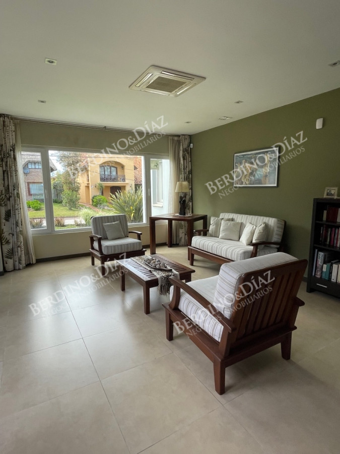 Casa ID.2736 - Venta. Casa en Playa Mansa. 3 Dormitorios. Excelente calidad constructiva.