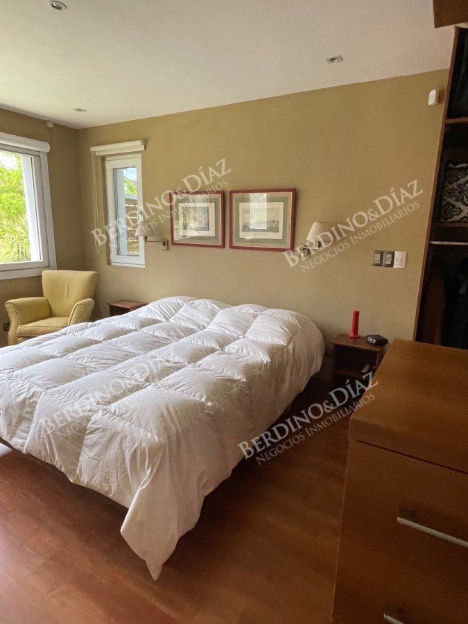 Casa ID.2736 - Venta. Casa en Playa Mansa. 3 Dormitorios. Excelente calidad constructiva.