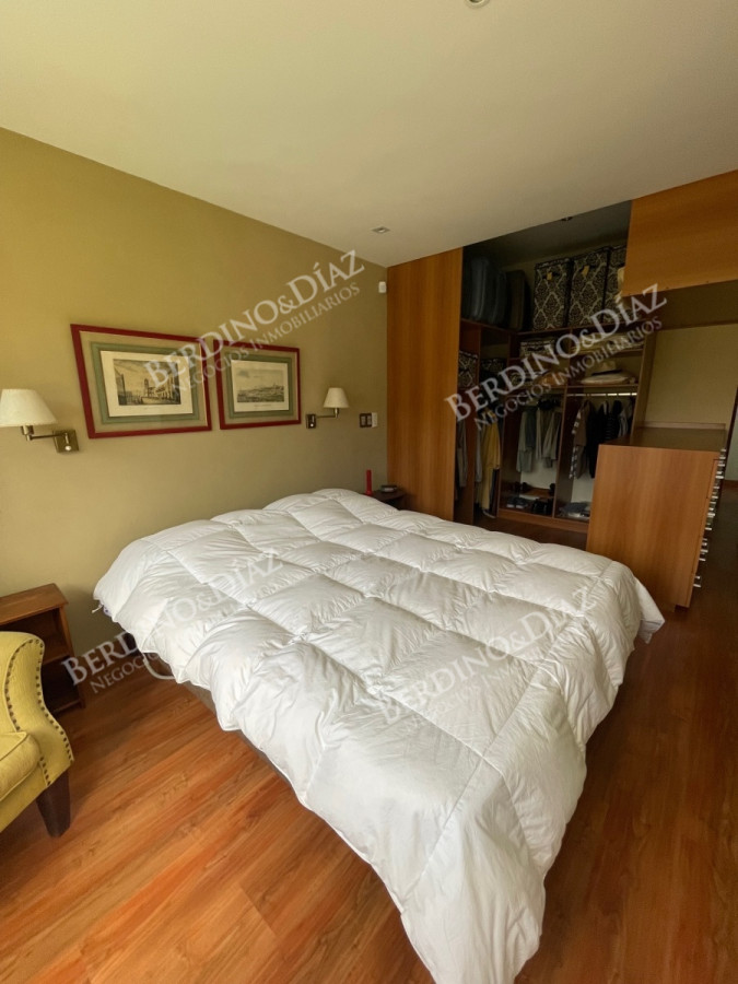 Casa ID.2736 - Venta. Casa en Playa Mansa. 3 Dormitorios. Excelente calidad constructiva.