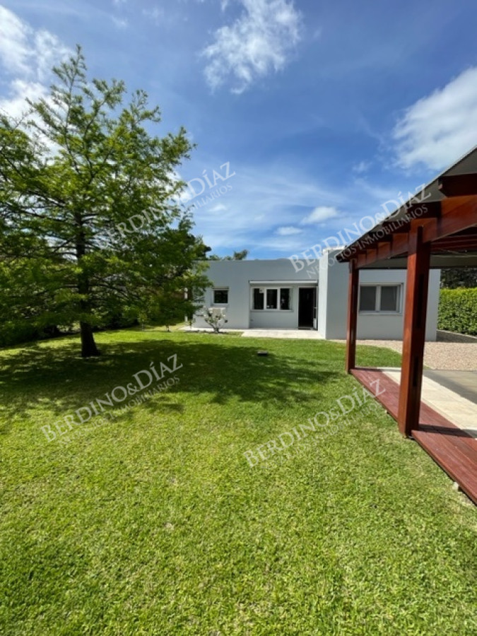 Casa ID.2736 - Venta. Casa en Playa Mansa. 3 Dormitorios. Excelente calidad constructiva.