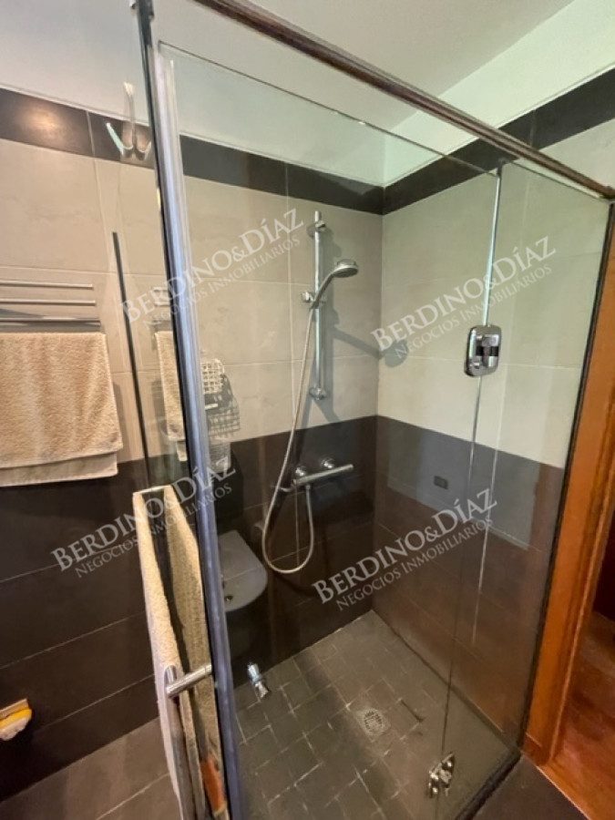 Casa ID.2736 - Venta. Casa en Playa Mansa. 3 Dormitorios. Excelente calidad constructiva.