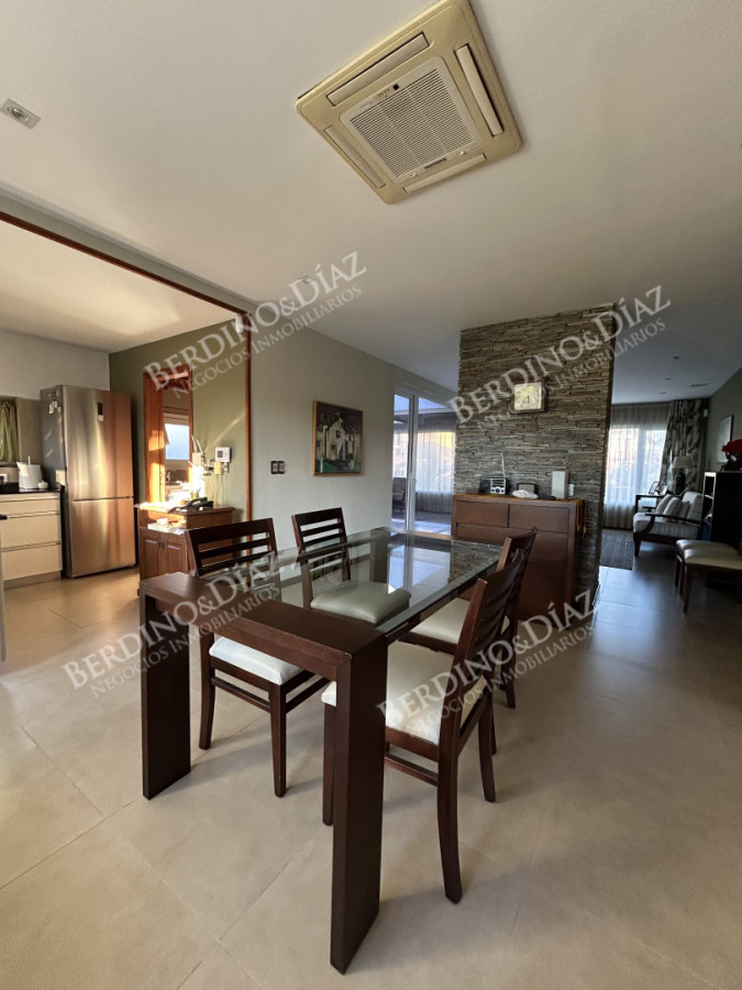 Casa ID.2736 - Venta. Casa en Playa Mansa. 3 Dormitorios. Excelente calidad constructiva.