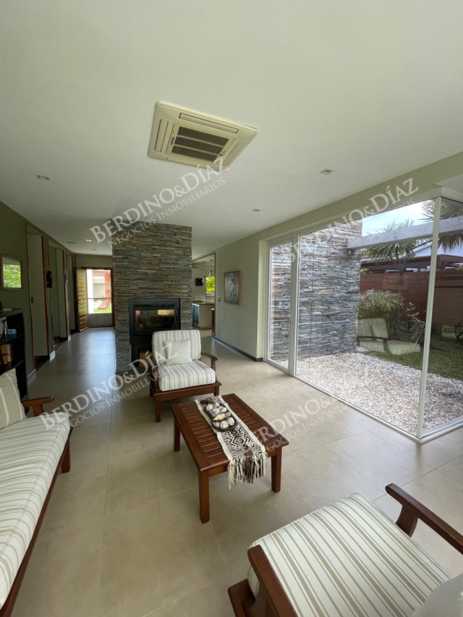 Casa ID.2736 - Venta. Casa en Playa Mansa. 3 Dormitorios. Excelente calidad constructiva.