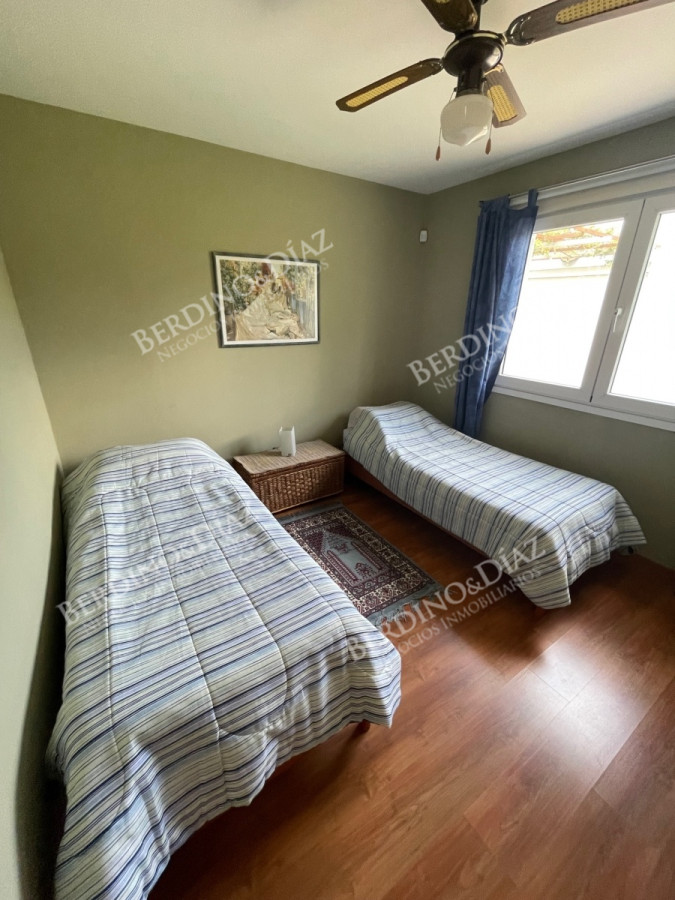 Casa ID.2736 - Venta. Casa en Playa Mansa. 3 Dormitorios. Excelente calidad constructiva.