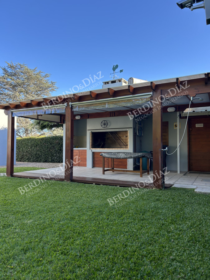 Casa ID.2736 - Venta. Casa en Playa Mansa. 3 Dormitorios. Excelente calidad constructiva.