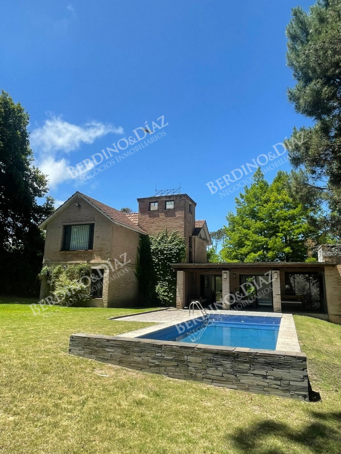 Casa ID.2734 - Venta chalet Golf. 4 Dormitorios,  piscina.