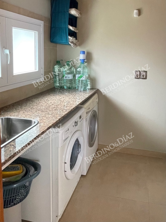 Casa ID.2736 - Venta. Casa en Playa Mansa. 3 Dormitorios. Excelente calidad constructiva.