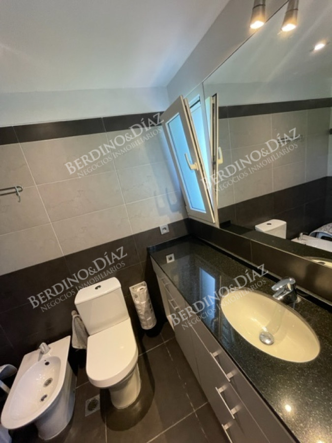 Casa ID.2736 - Venta. Casa en Playa Mansa. 3 Dormitorios. Excelente calidad constructiva.