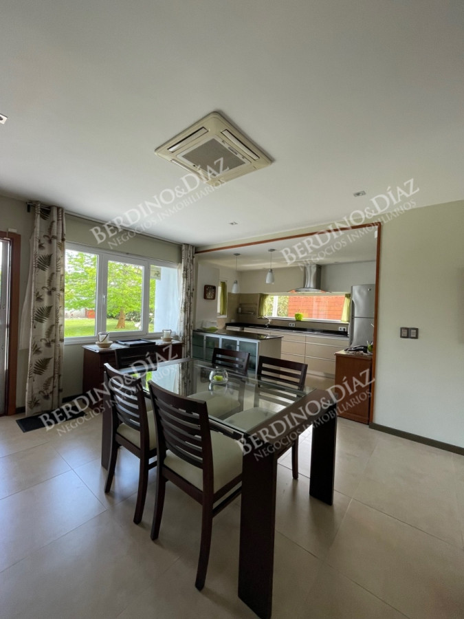 Casa ID.2736 - Venta. Casa en Playa Mansa. 3 Dormitorios. Excelente calidad constructiva.