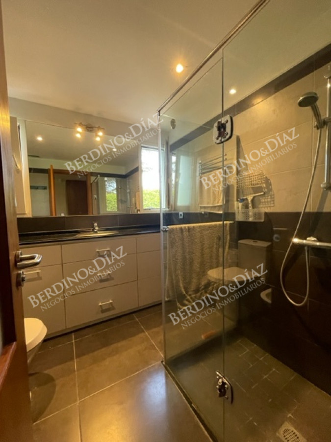 Casa ID.2736 - Venta. Casa en Playa Mansa. 3 Dormitorios. Excelente calidad constructiva.