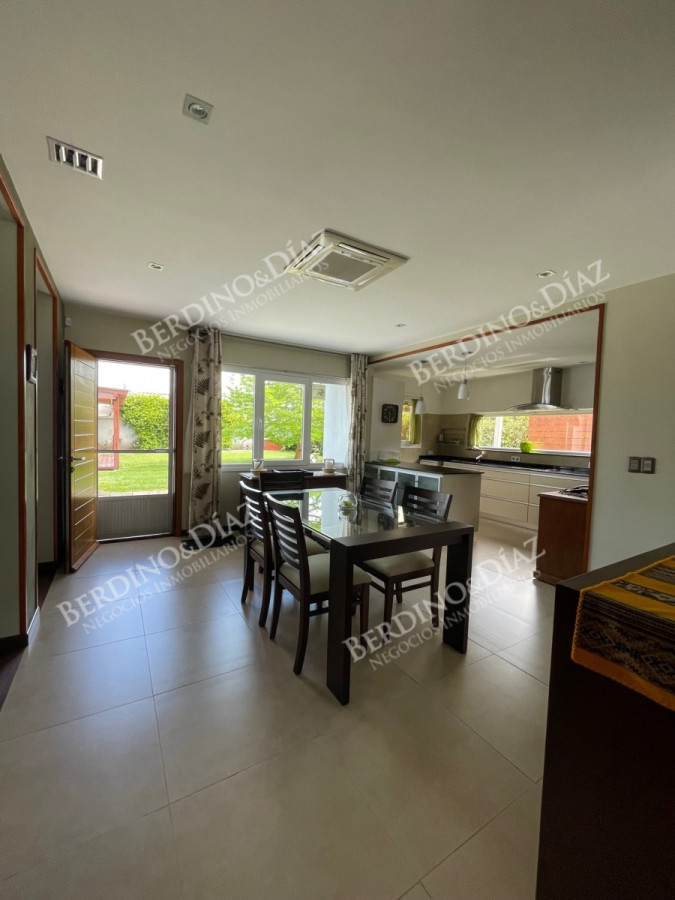 Casa ID.2736 - Venta. Casa en Playa Mansa. 3 Dormitorios. Excelente calidad constructiva.