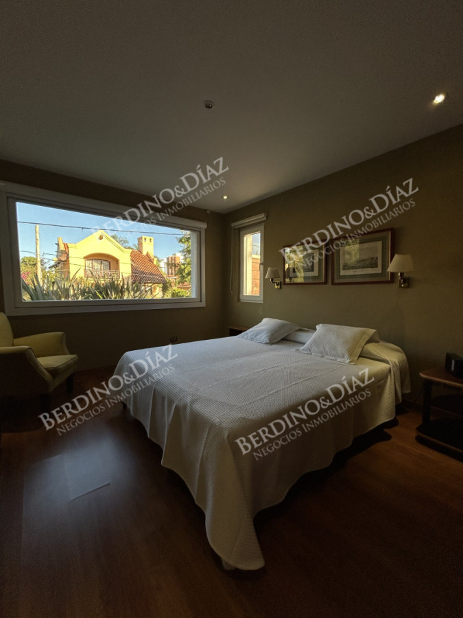 Casa ID.2736 - Venta. Casa en Playa Mansa. 3 Dormitorios. Excelente calidad constructiva.