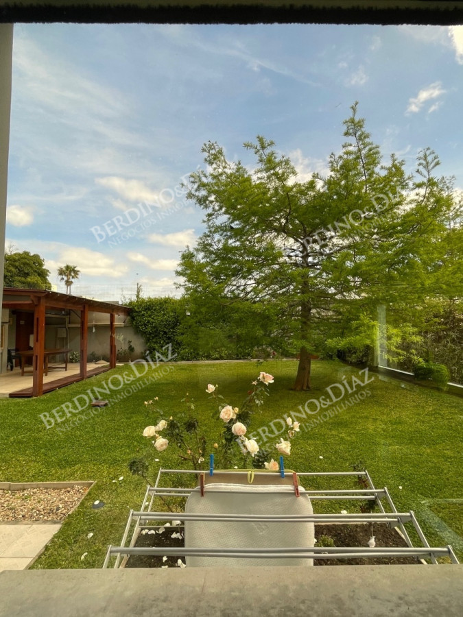 Casa ID.2736 - Venta. Casa en Playa Mansa. 3 Dormitorios. Excelente calidad constructiva.