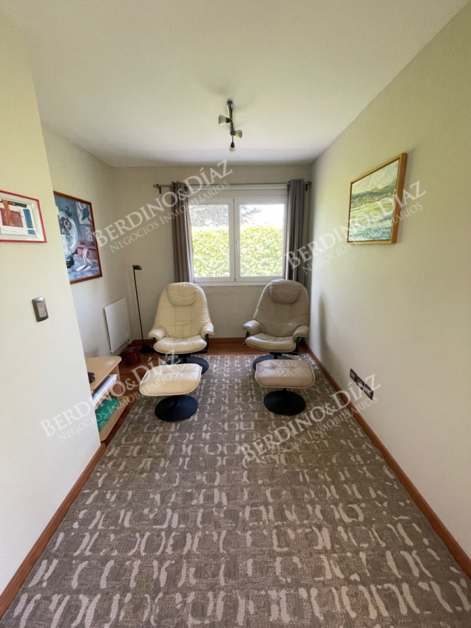 Casa ID.2736 - Venta. Casa en Playa Mansa. 3 Dormitorios. Excelente calidad constructiva.