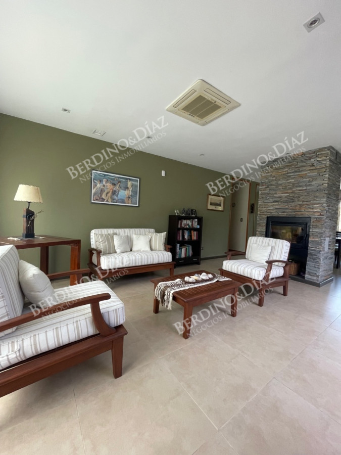 Casa ID.2736 - Venta. Casa en Playa Mansa. 3 Dormitorios. Excelente calidad constructiva.
