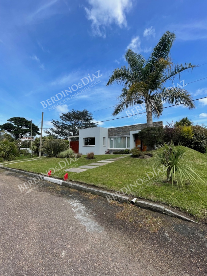 Casa ID.2736 - Venta. Casa en Playa Mansa. 3 Dormitorios. Excelente calidad constructiva.