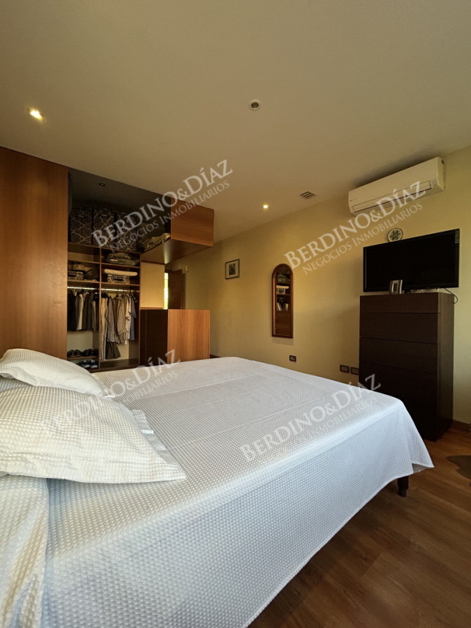 Casa ID.2736 - Venta. Casa en Playa Mansa. 3 Dormitorios. Excelente calidad constructiva.