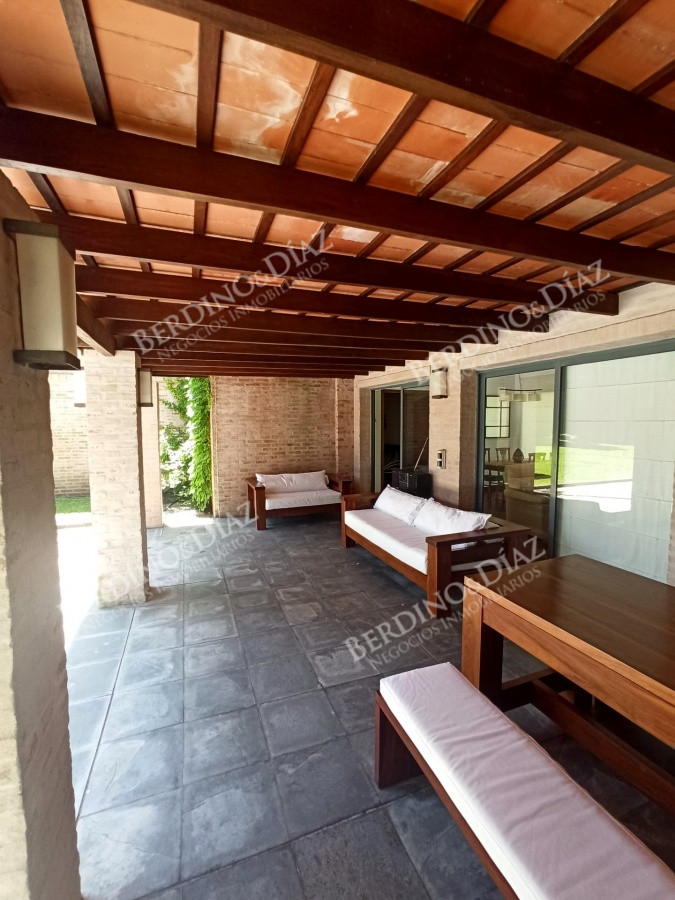 Casa ID.2734 - Venta chalet Golf. 4 Dormitorios,  piscina.