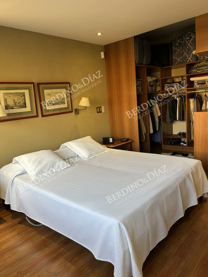 Casa ID.2736 - Venta. Casa en Playa Mansa. 3 Dormitorios. Excelente calidad constructiva.