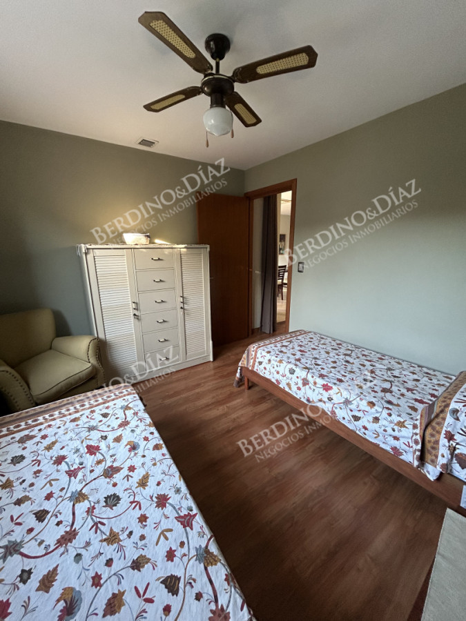 Casa ID.2736 - Venta. Casa en Playa Mansa. 3 Dormitorios. Excelente calidad constructiva.