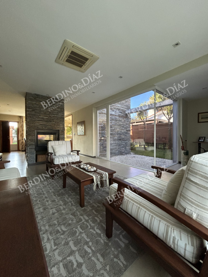Casa ID.2736 - Venta. Casa en Playa Mansa. 3 Dormitorios. Excelente calidad constructiva.