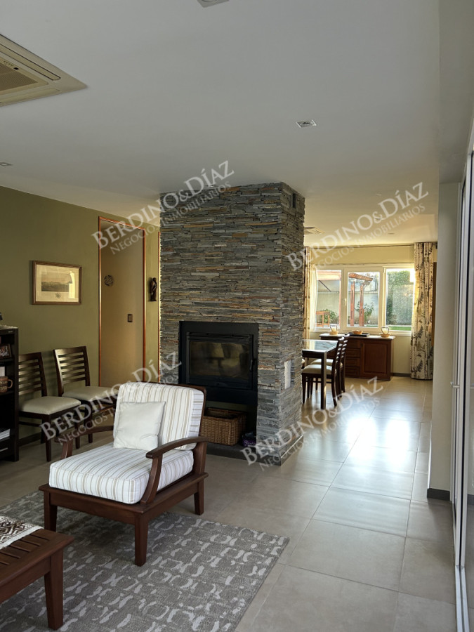 Casa ID.2736 - Venta. Casa en Playa Mansa. 3 Dormitorios. Excelente calidad constructiva.
