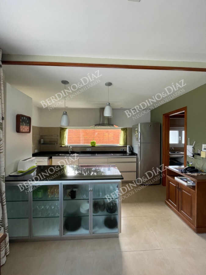 Casa ID.2736 - Venta. Casa en Playa Mansa. 3 Dormitorios. Excelente calidad constructiva.
