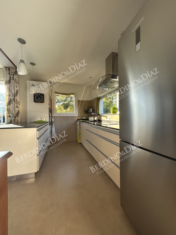 Casa ID.2736 - Venta. Casa en Playa Mansa. 3 Dormitorios. Excelente calidad constructiva.