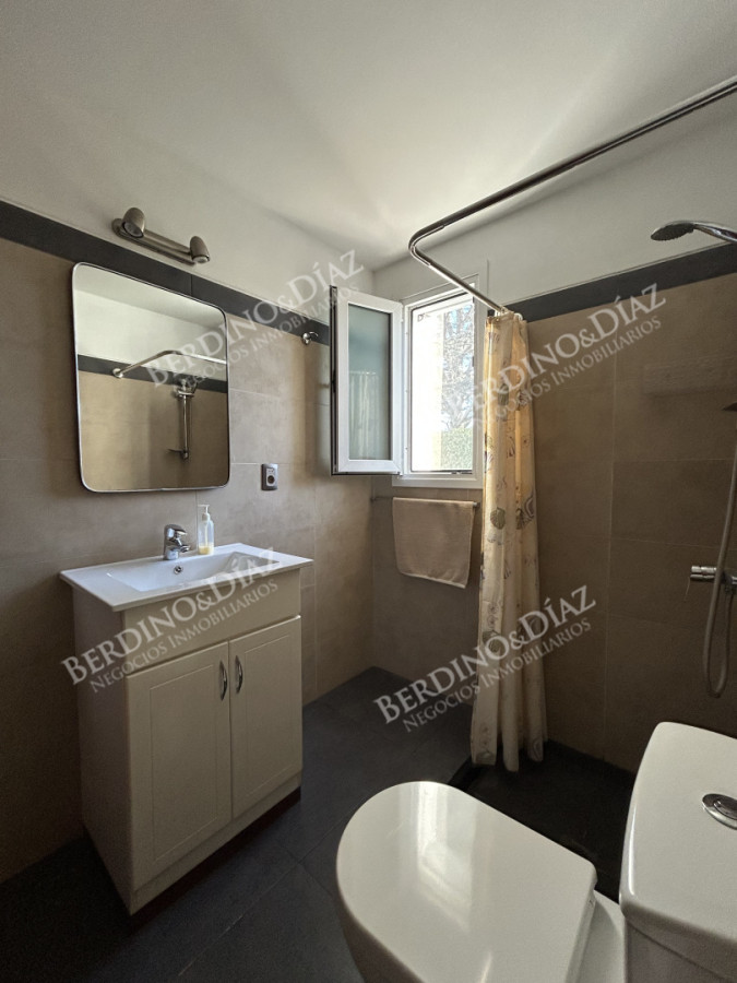 Casa ID.2736 - Venta. Casa en Playa Mansa. 3 Dormitorios. Excelente calidad constructiva.