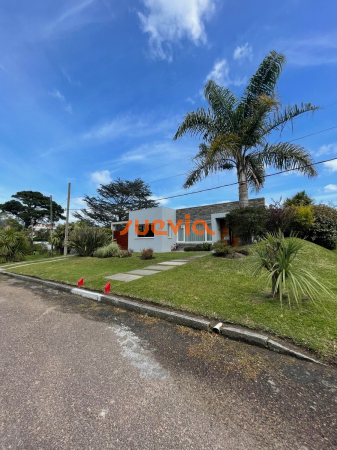 Casa ID.4988 - Venta. Playa Mansa. 3 Dormitorios. Excelente calidad constructiva.