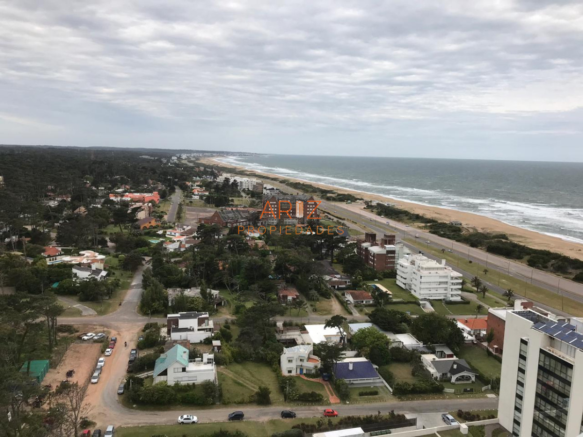 Apartamento ID.1196 - Para brillar en la Parada 10 de Playa Brava - Apartamento de 2 en suite mas dependencia de servicio con baño
