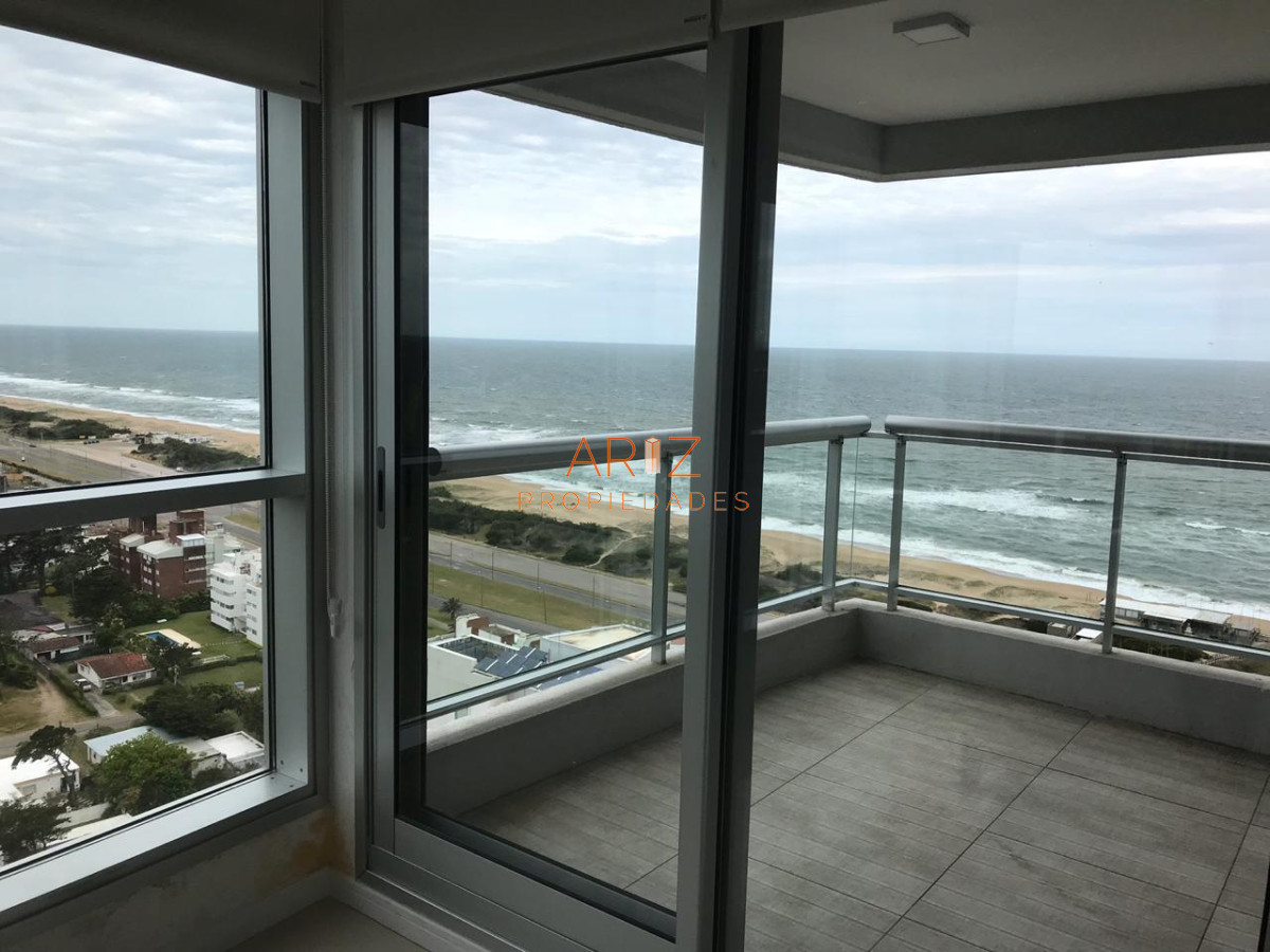 Apartamento ID.1196 - Para brillar en la Parada 10 de Playa Brava - Apartamento de 2 en suite mas dependencia de servicio con baño